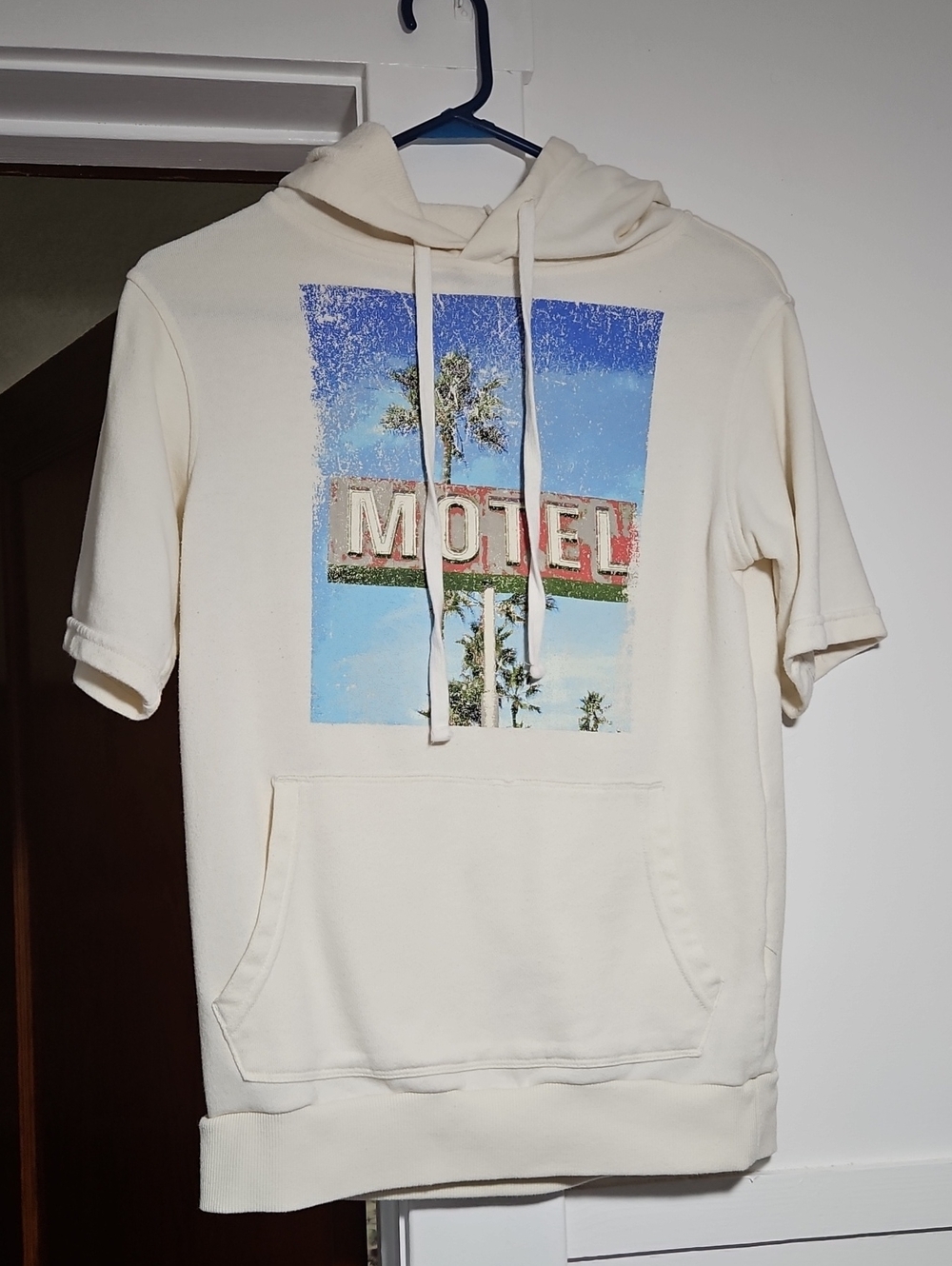 No Boundaries Ivory Motel Short Sleeve Hoodie Size XS 30-32 EUC